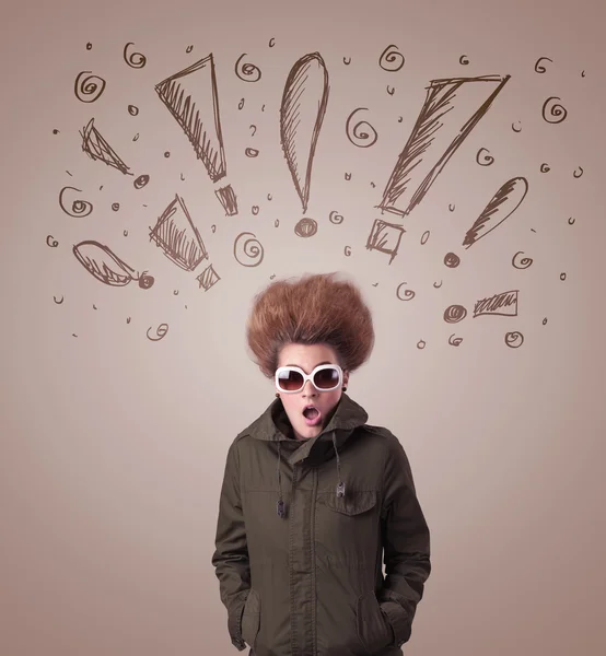 Jeune femme avec coiffure et signes d'exclamation dessinés à la main — Photo