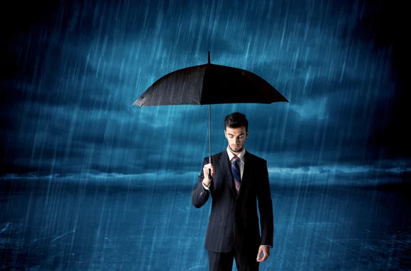 우산을 들고 비를 맞고 서 있는 사업가 — 스톡 사진
