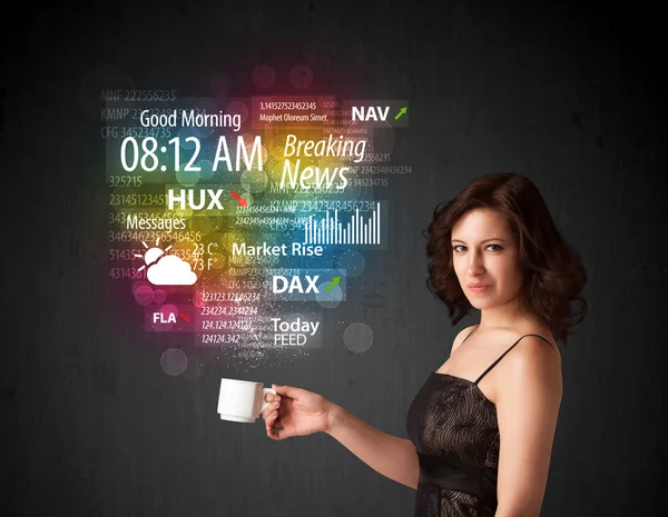 Бізнес-леді тримає білу чашку з щоденними новинами та інформацією — стокове фото