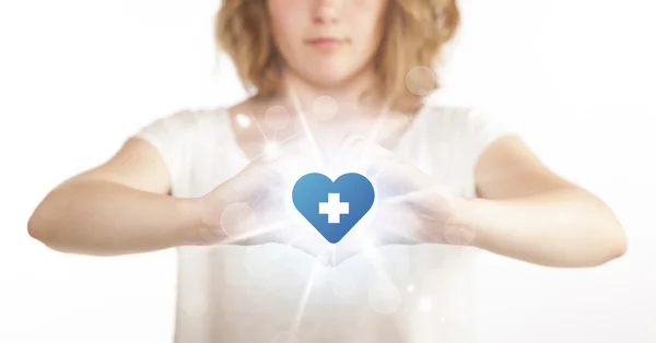Руки создают форму с голубым крестом сердца — стоковое фото