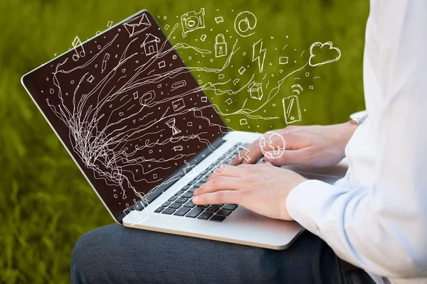 Man die op laptop laptopcomputer met doodle pictogram wolk sym te drukken — Stockfoto