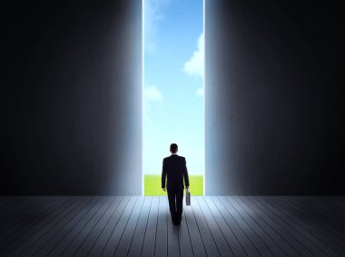 işadamı kapı açmak için yürüyüş