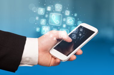 El smartphone telefon app simgeleri ile tutarak
