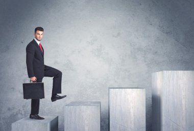 Bir merdiven çıkıyorum