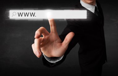 Genç işadamı www işareti ile web tarayıcı adres çubuğuna dokunuyor