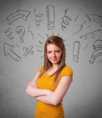 Soru işareti çizen sevimli genç kız.