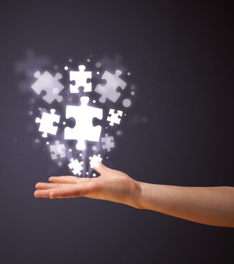 Bir kadının elindeki bulmaca parçaları.