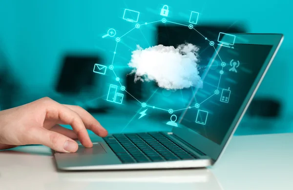 Χέρι που λειτουργεί με ένα διάγραμμα Cloud Computing — Φωτογραφία Αρχείου