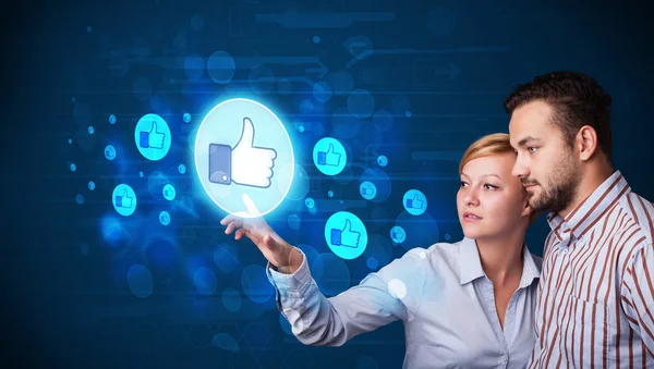 Unga företag par att trycka tummen upp knappen på moderna sociala — Stockfoto