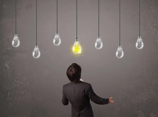 Affärsman framför idén glödlampor koncept — Stockfoto