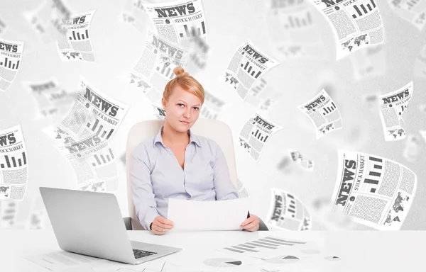 Femme d'affaires au bureau avec des journaux boursiers — Photo