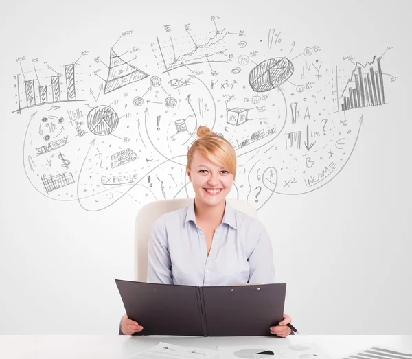 Mujer de negocios en el escritorio con gráficos dibujados a mano —  Fotos de Stock