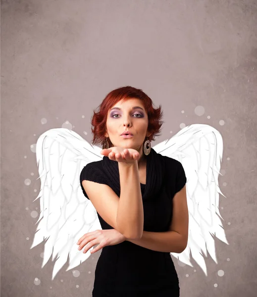 可爱的小女孩，带着天使图上的翅膀 — 图库照片
