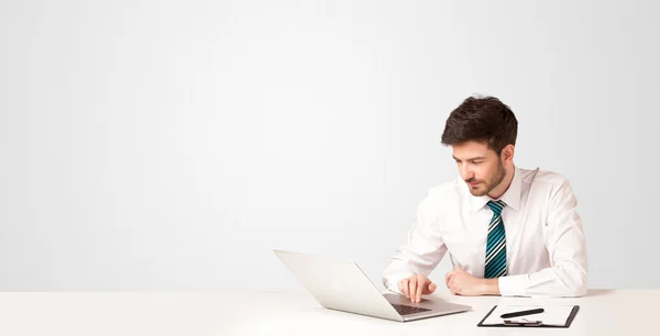 Homem de negócios com fundo branco — Fotografia de Stock