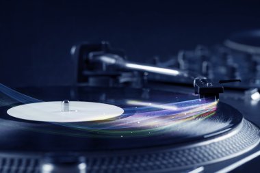 Renkli soyut çizgilerle vinil müzik çalan müzik çalar