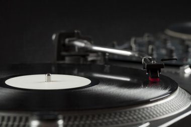 Turntable plağı çalıyor. Plakta iğneyle kapat. 