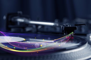 Turntable parlayan soyut çizgilerle vinil oynuyor