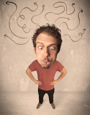 Okları olan koca kafalı biri.