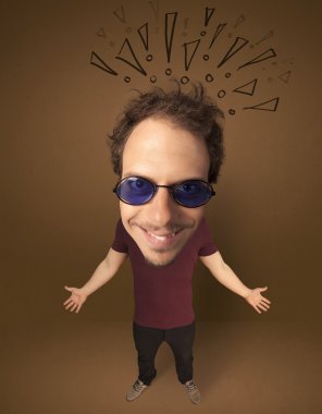 Sosyal ünlem işaretli koca kafalı insan.