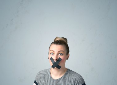 Ağzı yapış yapış genç bir kadın.