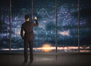 İş adamı iş grafikleri çiziyor