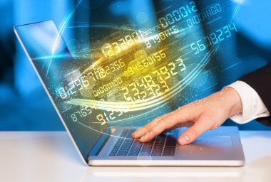 Modern defter üzerinde gelen sayı teknoloji veri ile yazarak adam