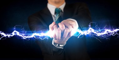 Elinde elektrik lambası tutan bir iş adamı.