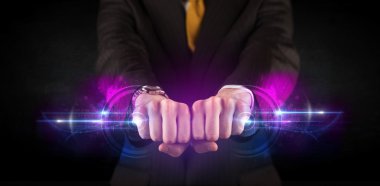 İş adamı gelecekteki teknoloji veri ağı tutuyor 