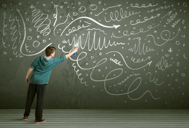 Genç şehir ressamı çiziyor