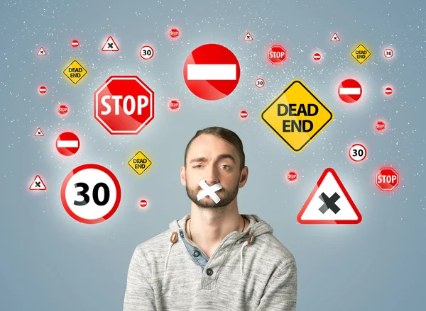 Mladý muž s nalepenými ústy a dopravními signály — Stock fotografie