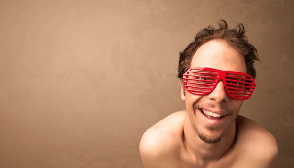 Retrato de un joven divertido con gafas de sol y copyspace — Foto de Stock