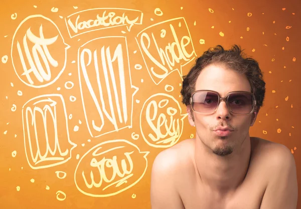 Adolescente cool con gafas de sol de verano y tipografía de vacaciones — Foto de Stock