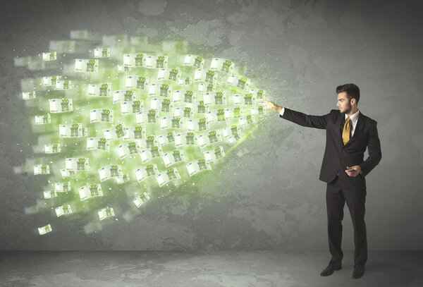 Молодой бизнесмен бросает деньги