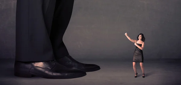 Pernas enormes com pequena mulher de negócios em pé no conceito frontal — Fotografia de Stock
