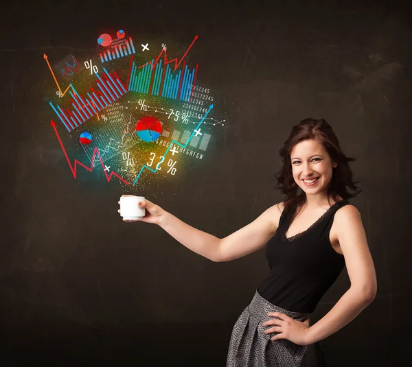 Geschäftsfrau hält eine weiße Tasse mit Diagrammen und Grafiken in der Hand — Stockfoto