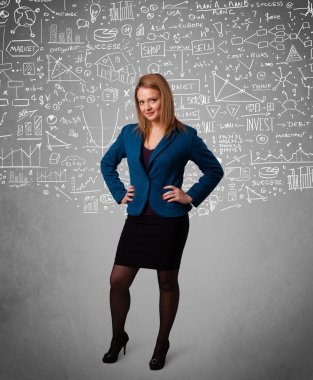 Elle çizilmiş hesapları ve simgeleri olan genç ve güzel bir bayan.