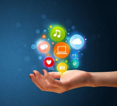 bir kadının elinde Multimedya simgeler