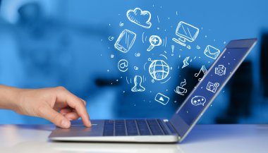 Dizüstü bilgisayarla iletişim medya simgeler yazma el