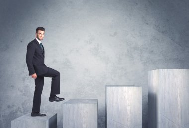 Bir merdiven çıkıyorum