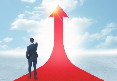 üzerinde kırmızı bir ok ayakta işadamı