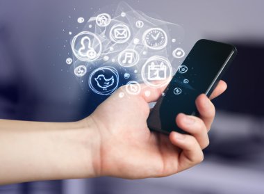 El smartphone telefon app seçenekleri ile tutarak