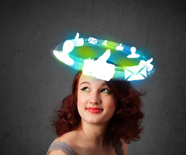 Giovane adolescente con nuvole icone sociali intorno alla testa — Foto Stock