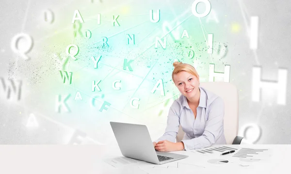 Femme d'affaires au bureau avec nuage de mots verts — Photo