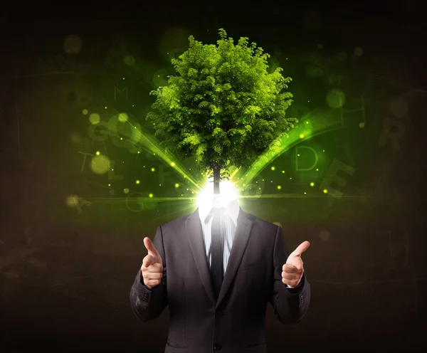 Homme avec tête d'arbre vert concept — Photo