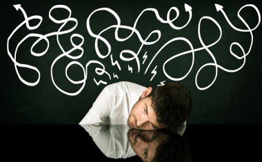 Depresyondaki işadamı çizgili çizgiler altında oturuyor