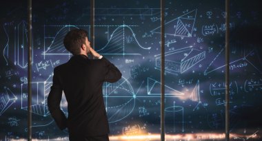 İş adamı iş grafikleri çiziyor