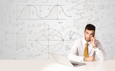 İş hesaplamaları geçmişi olan bir iş adamı