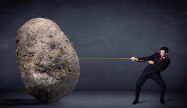 bir ip ile büyük rock çekerek işadamı 