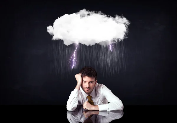 Depressiver Geschäftsmann sitzt unter einer Wolke — Stockfoto