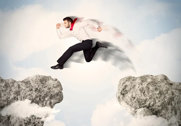 崖を飛び越える幸せなビジネスマン — ストック写真